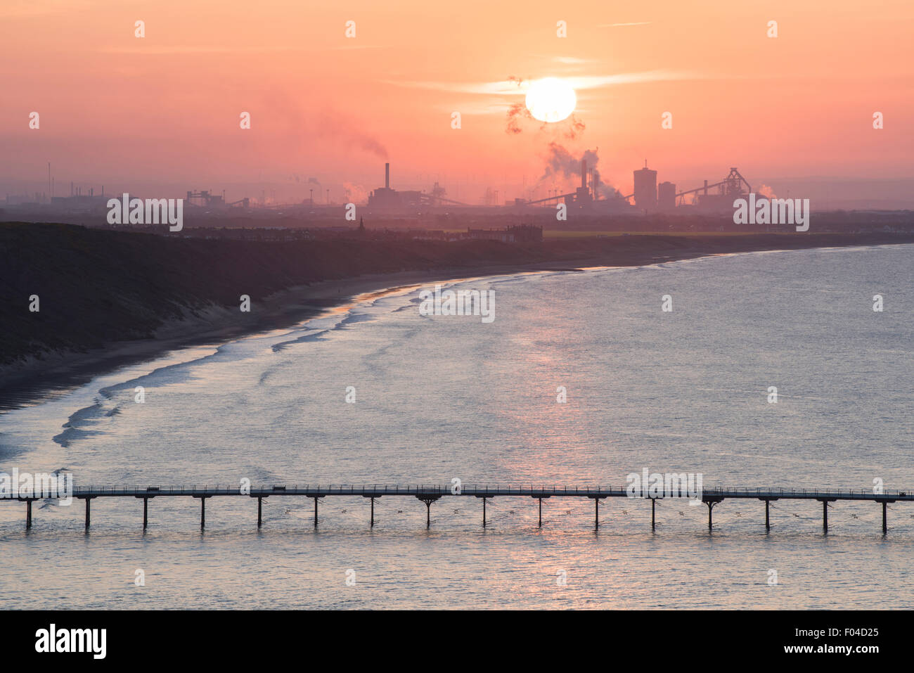 Sonnenuntergang über Saltburn Pier und Redcar Steel Works, North Yorkshire. Stockfoto