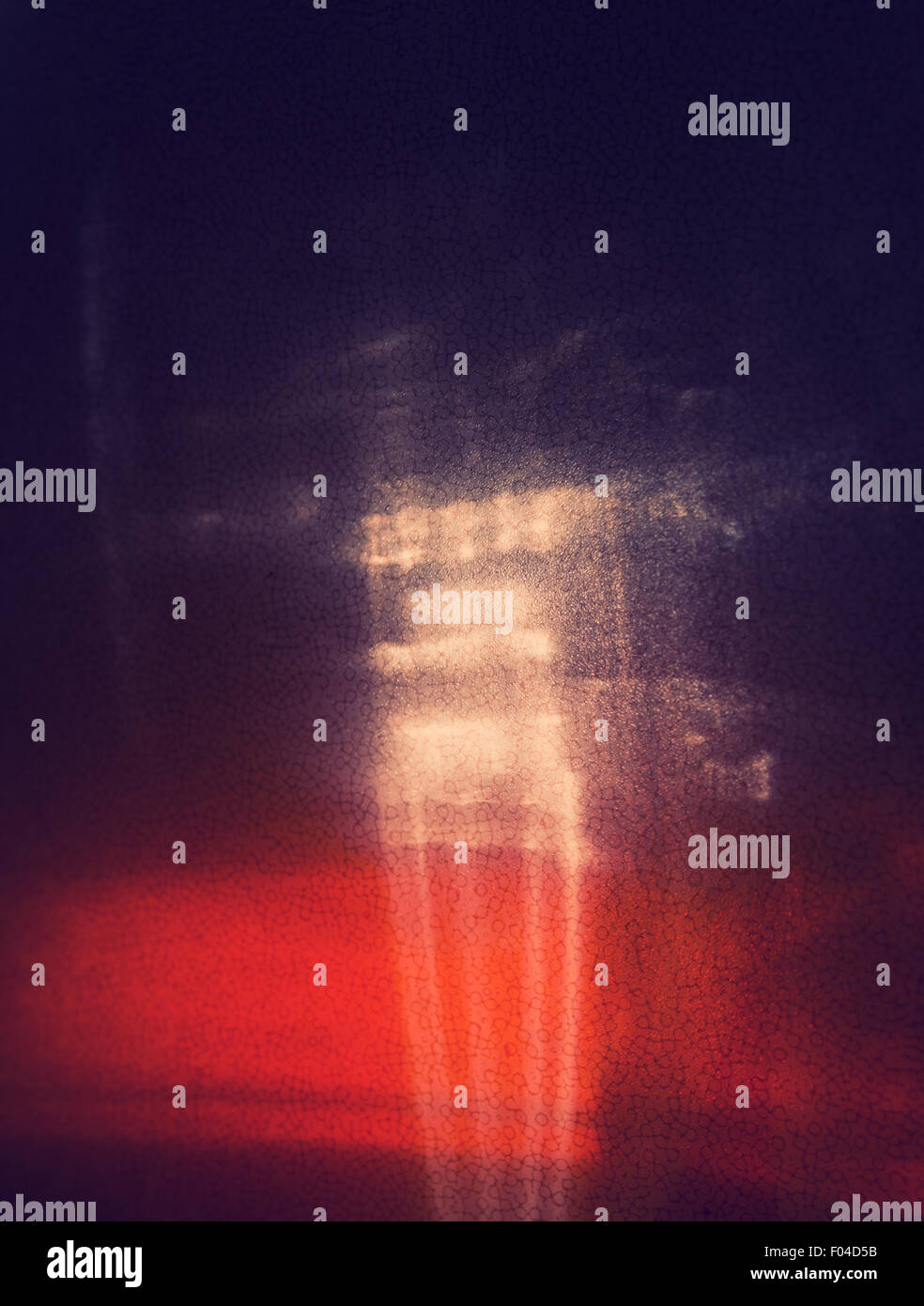 Rote Hervorhebung auf der Wand, abstrakten Hintergrund, Kreuz verarbeitet Vintage-Effekt. Stockfoto