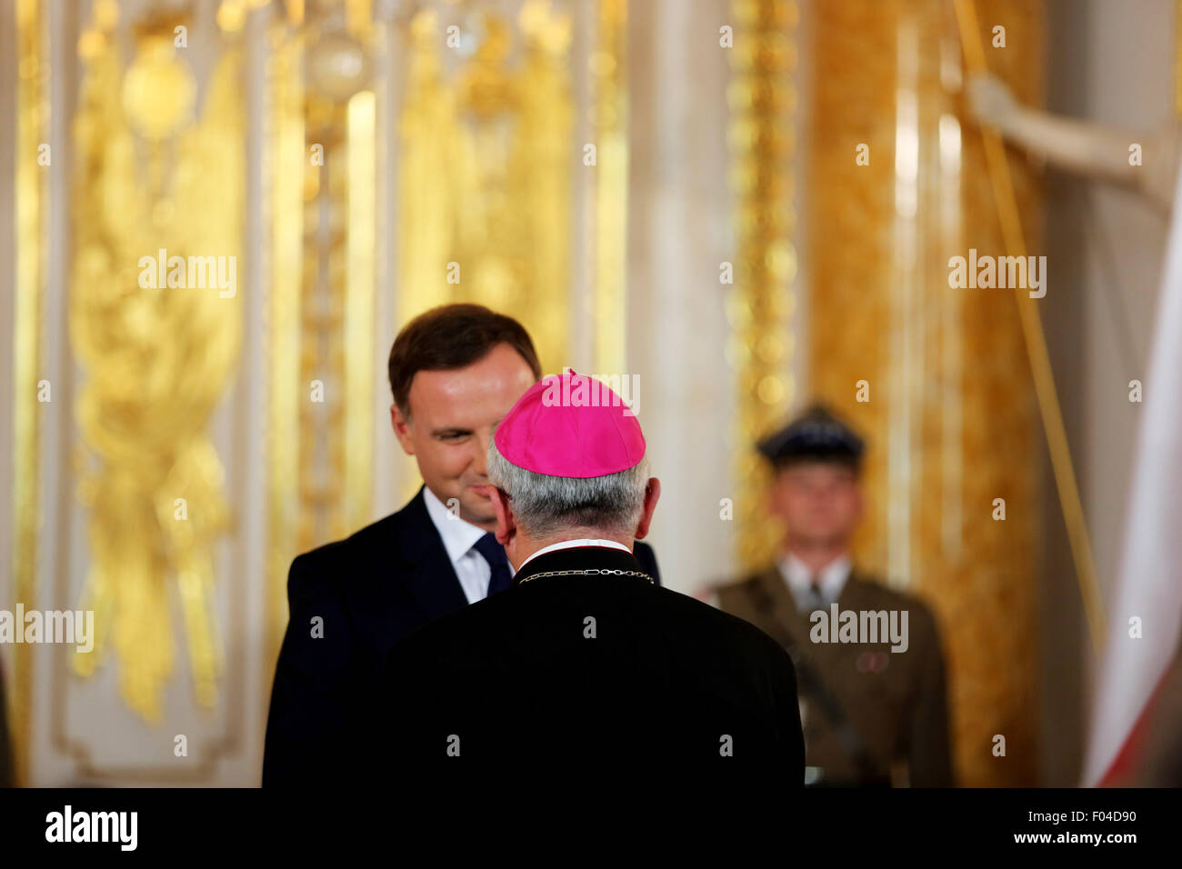 Warschau, Polen. 6. August 2015. Der neue Präsident Polens, Andrzej Duda, empfängt Vertreter der katholischen Kirche während einer Zeremonie im Warschauer Königsschloss in Warschau. Der jüngste Präsident Polens wurde in Polens Hauptstadt Warschau eröffnet. Herr Andrzej Duda gewann die Präsidentschaftswahlen Ende Mai in Polen. Er wurde als Polens 5. demokratisch gewählten Präsidenten Polens "Sejm" am Dienstag Morgen vereidigt. Bildnachweis: Anna Ferensowicz/Pacific Press/Alamy Live-Nachrichten Stockfoto