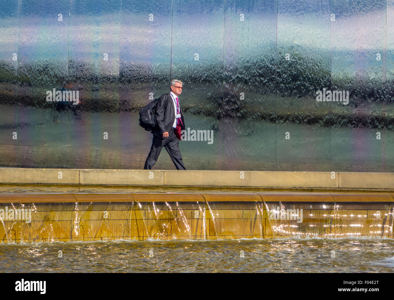 Business Mann im Anzug vor Wasser, Bahnhof Sheffield, South Yorkshire Stockfoto