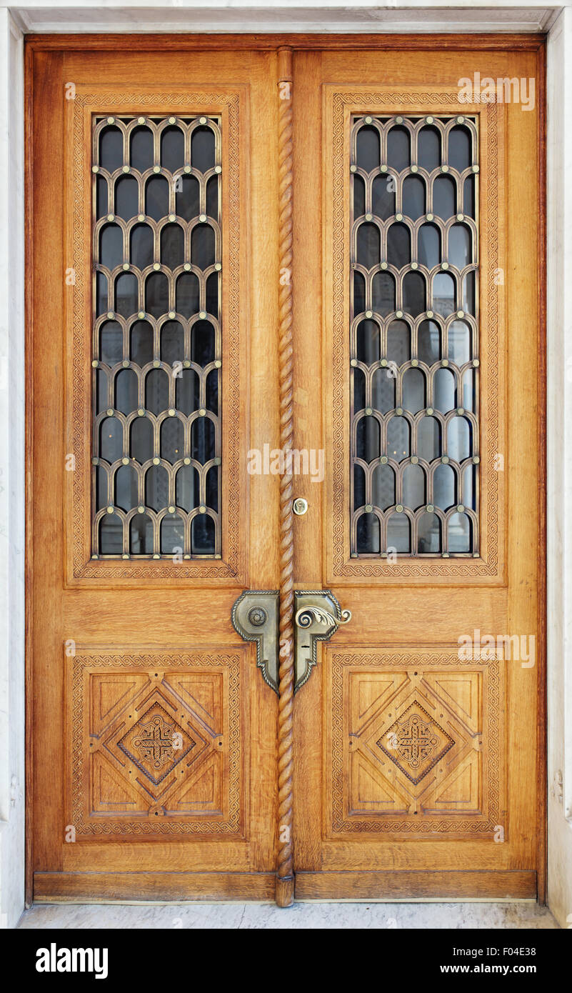 Liwadija-Palast von außen. Vintage Holztür. Stockfoto