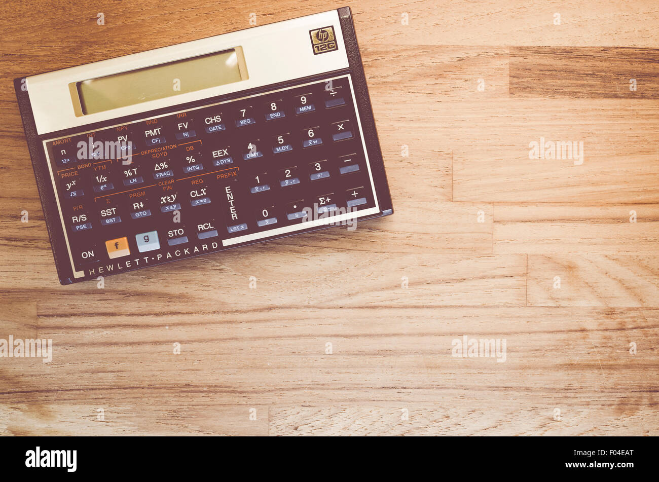 HP-12 C Hewlett-Packard rpn financial Calculator auf einem natürlichen Holz Tisch top Hintergrund Stockfoto
