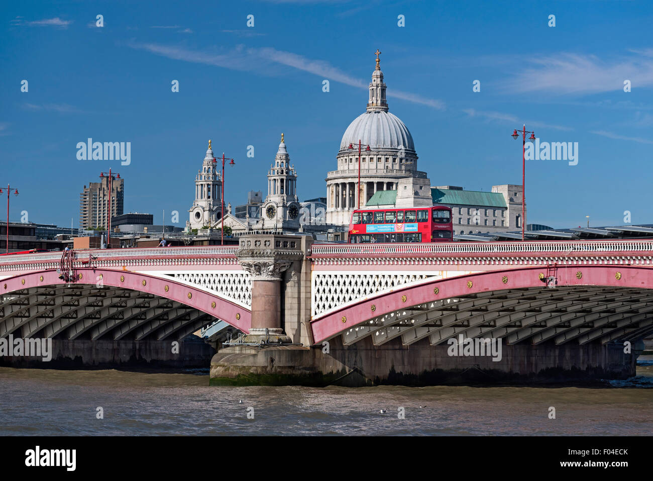 Blackfriars Bridge, St. Pauls Cathedral und roten Bus. London-UK Stockfoto