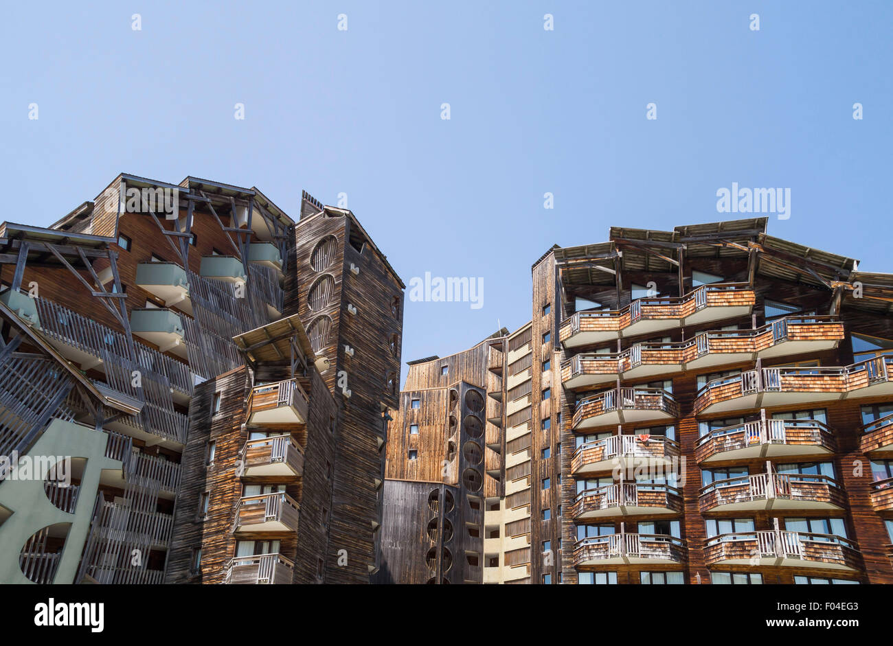 Seltsame Holzbauten in Avoriaz, französische Mountain Resort in der Mitte der Porte du Soleil, Alpen Berge. Stockfoto