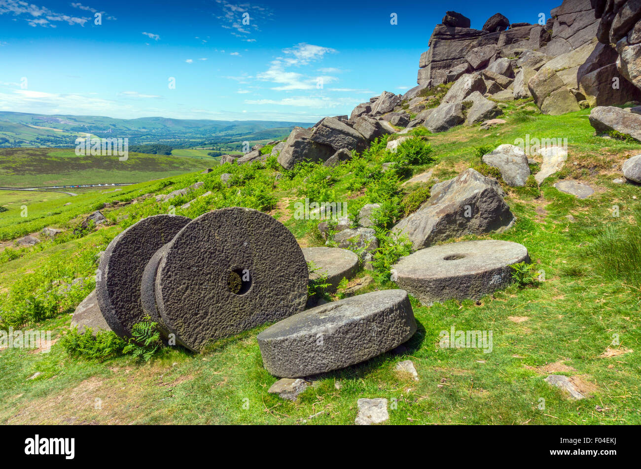 Verlassene Mühlsteine, Stanage Edge, Peak District, Derbyshire, Stockfoto