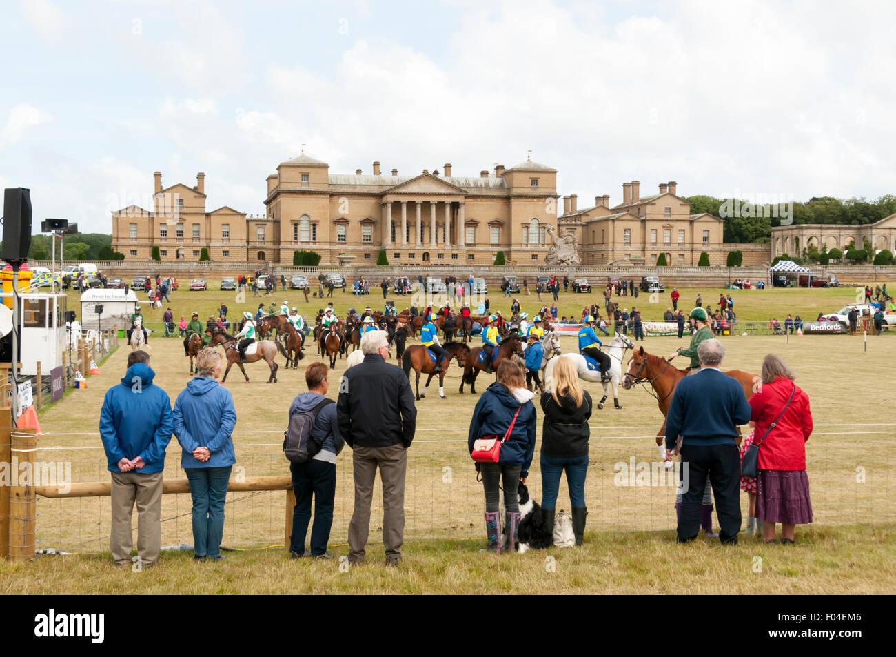 Leute beobachten die Mounted Games in den großen Ring vor Holkham Hall am Holkham Country Fair. Stockfoto