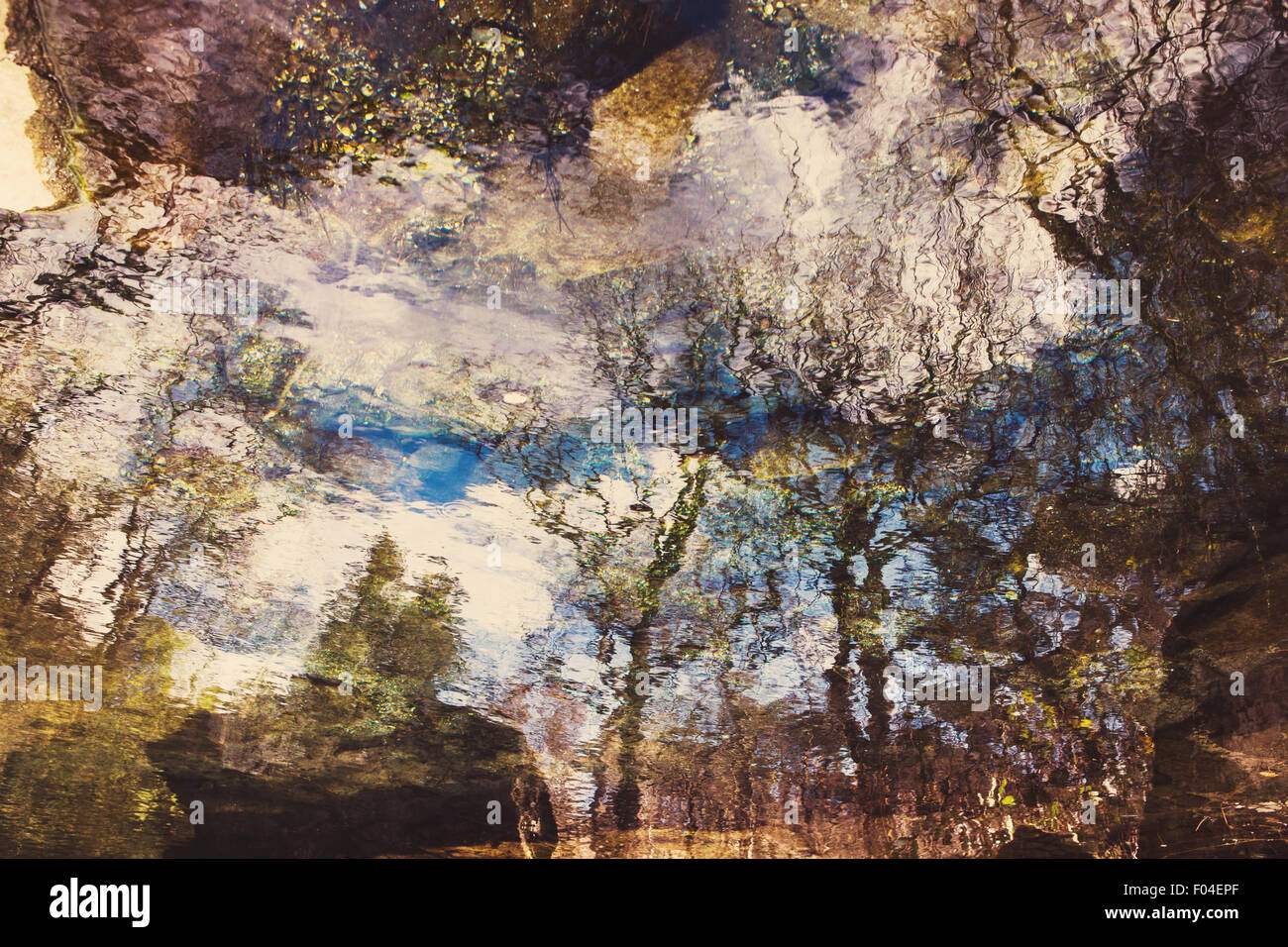 Abstrakte Bäume Reflexion über wellige Wasseroberfläche, getönten Foto Stockfoto