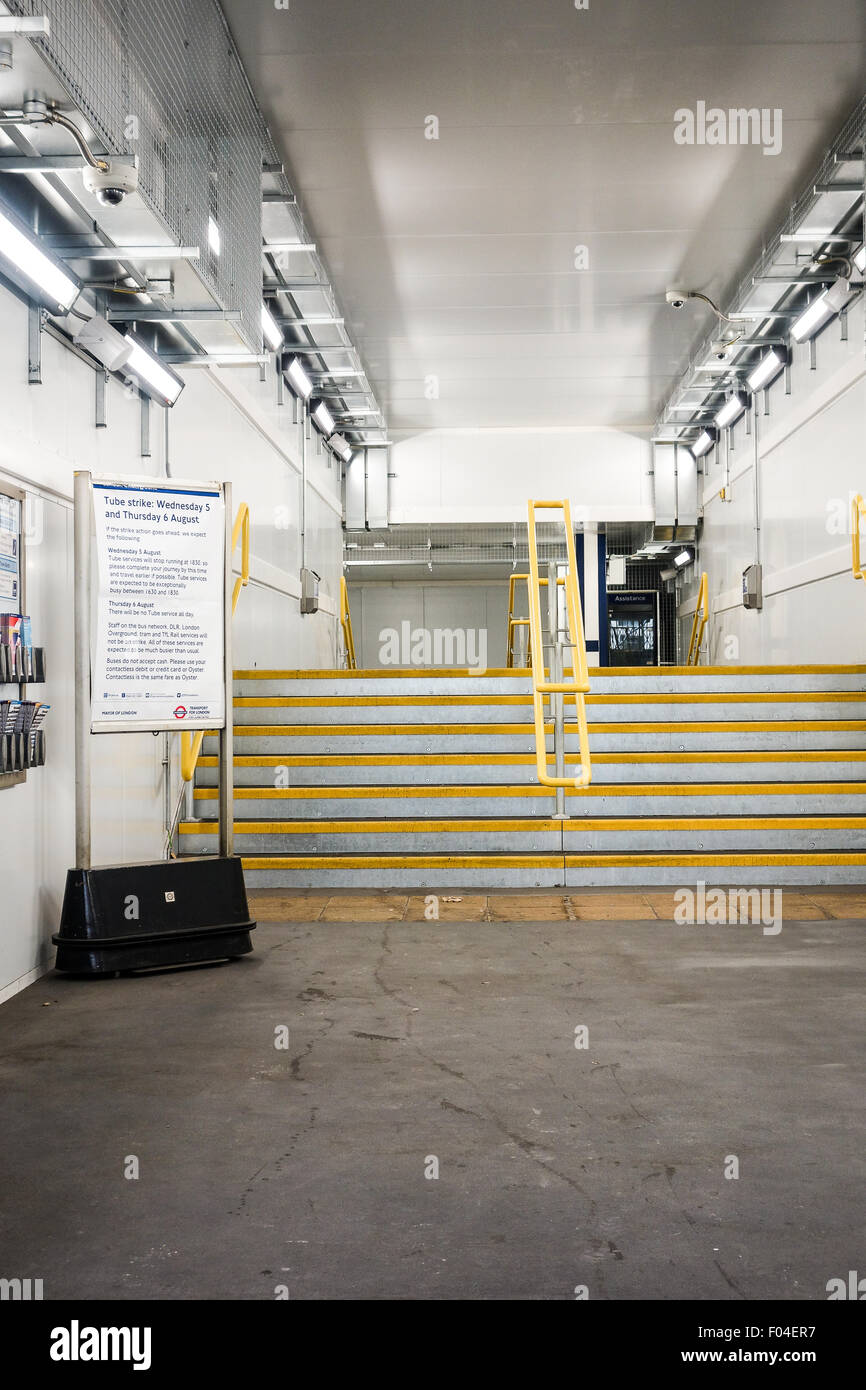 London, UK. 6. August 2015. Moorgate Station ist aufgrund der industriellen Streiks durch die Londoner U-Bahn geschlossen.  Bildnachweis: Berichtenswert Fotografie/Alamy Live-Nachrichten. Stockfoto
