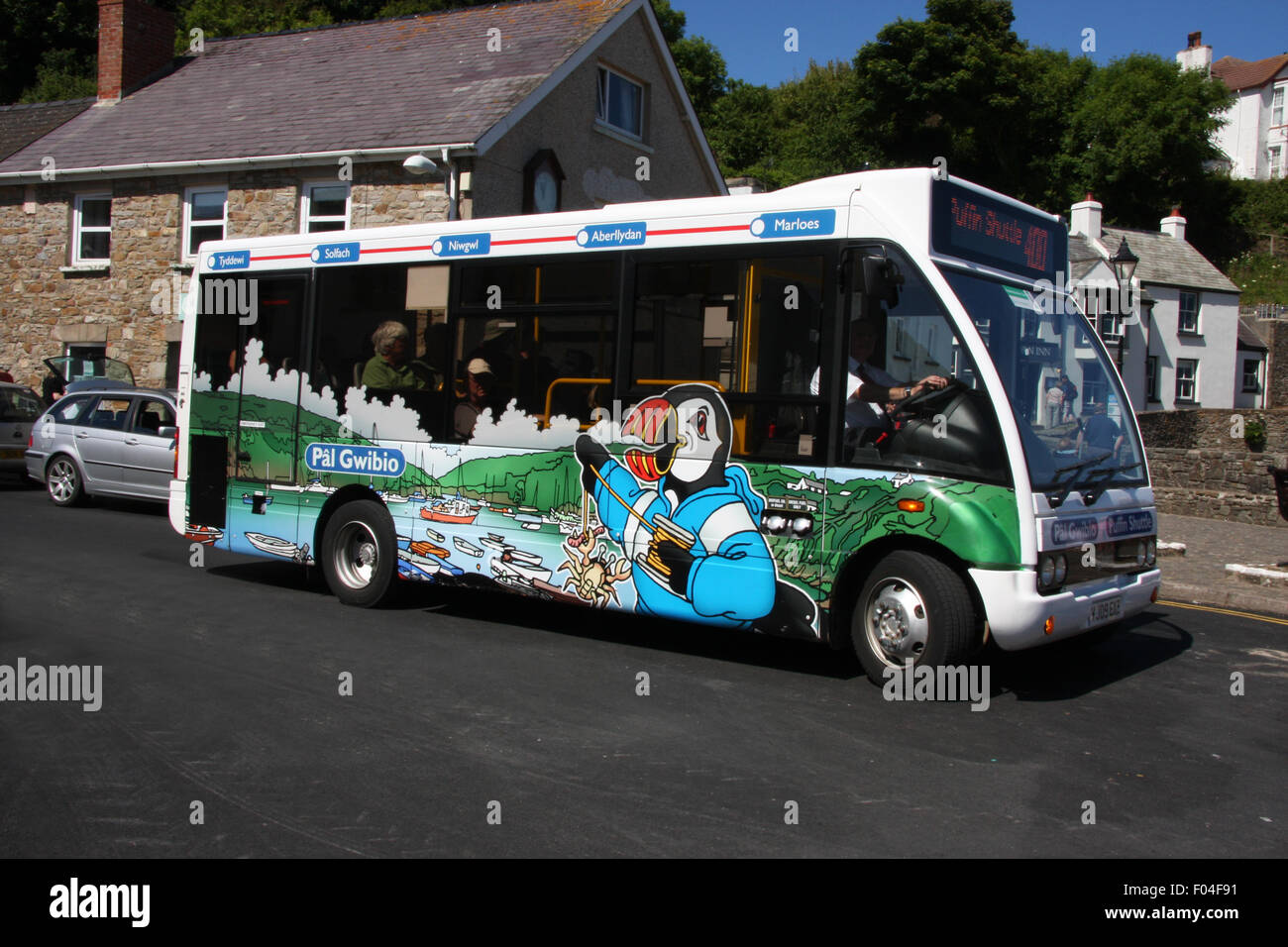 Pembrokeshire Coastal Puffin Busservice gegen kleine Oase Stockfoto