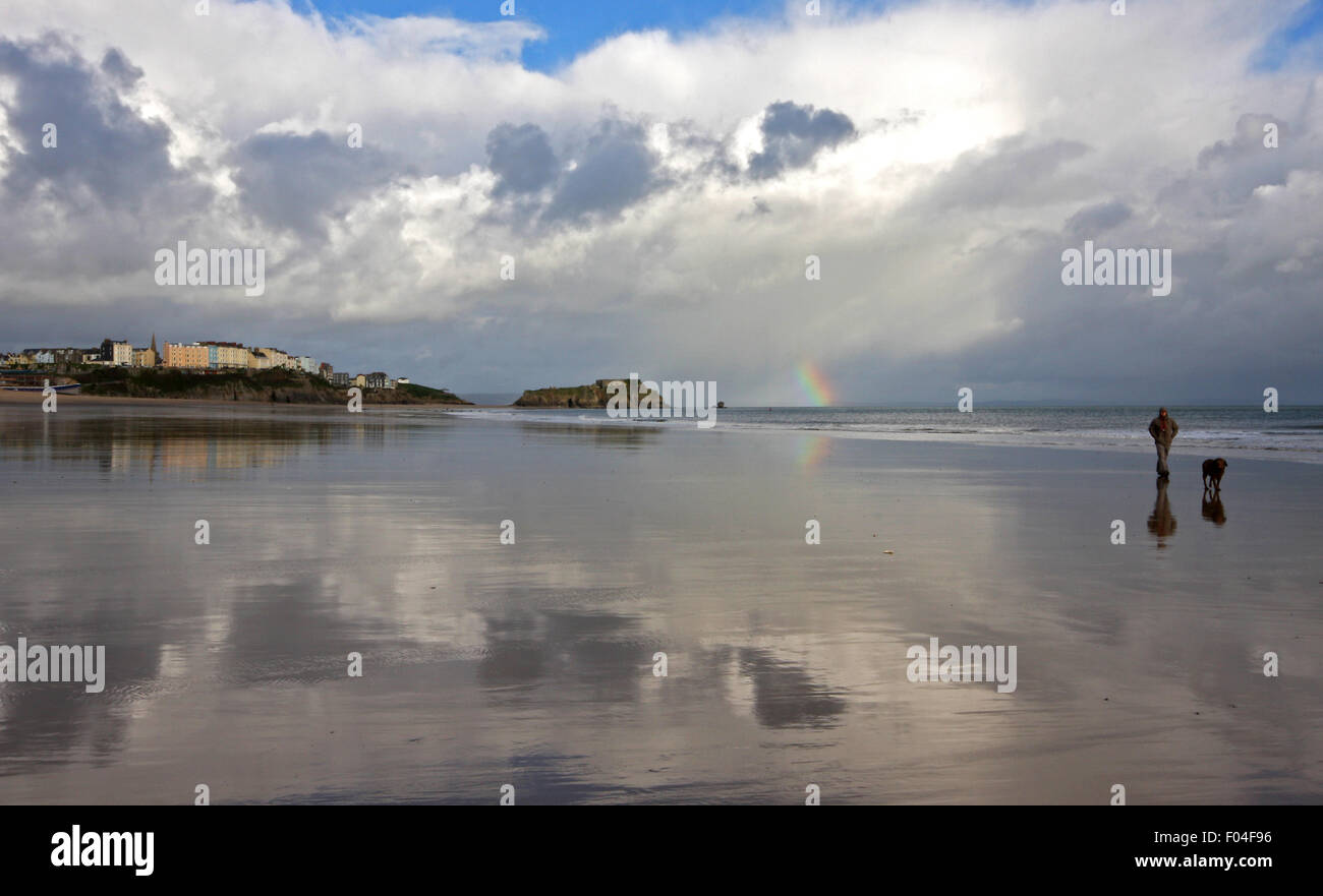 Strand-Reflexionen Tenby Pembrokeshire Stockfoto