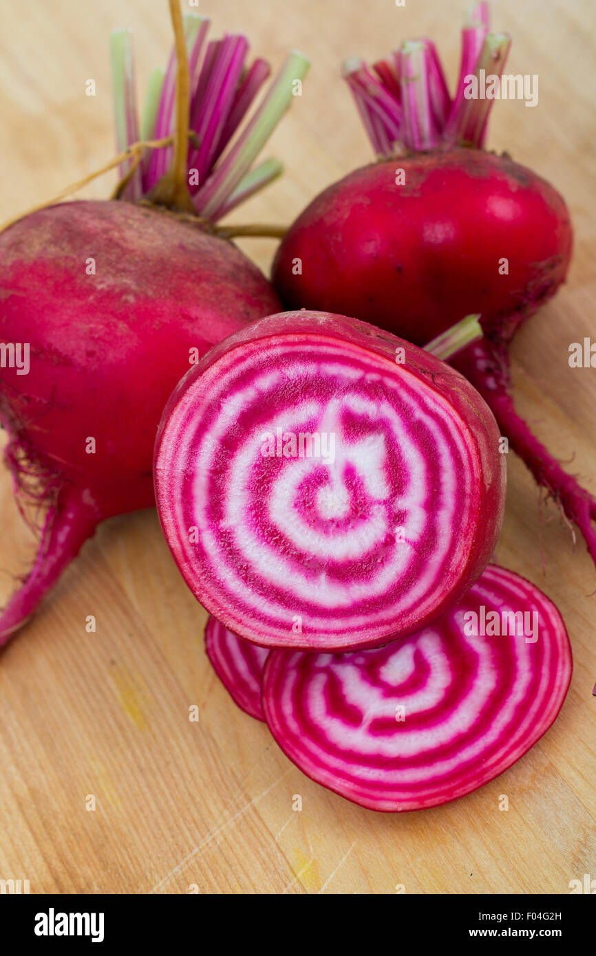 Chioggia gestreift oder candy Stripe Rüben ganze und geschnittene auf Holztisch Stockfoto