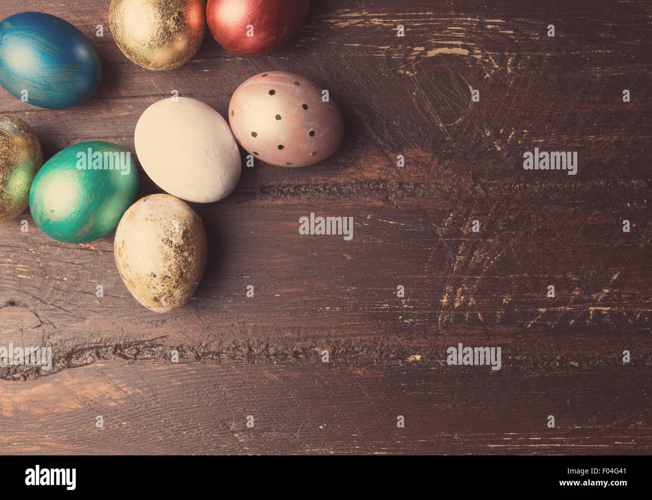 Ostereier auf rustikalen Holztisch. Urlaub-Hintergrund. Getönte Foto. Stockfoto