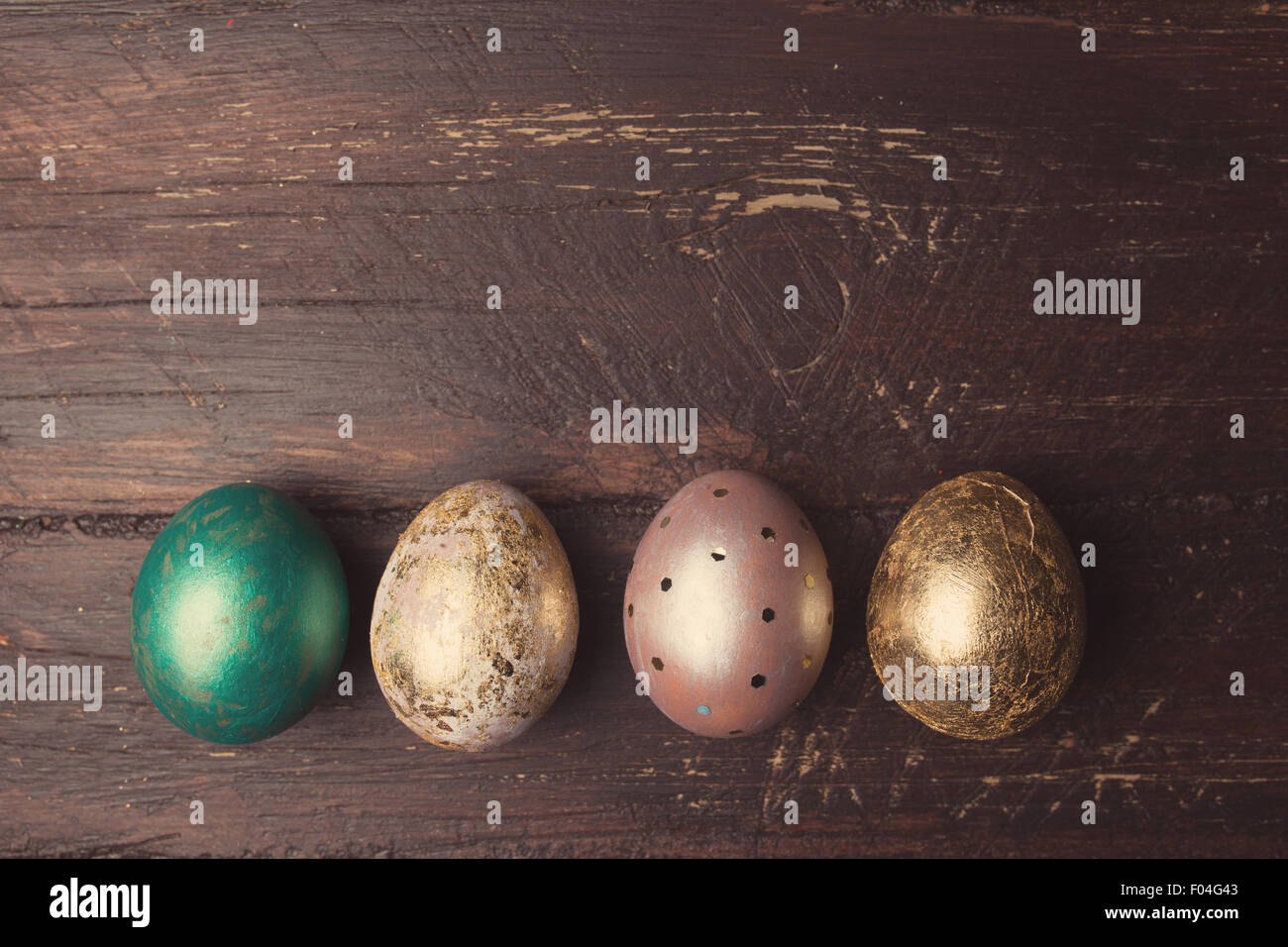 Ostereier auf rustikalen Holztisch. Urlaub-Hintergrund. Getönte Foto. Stockfoto
