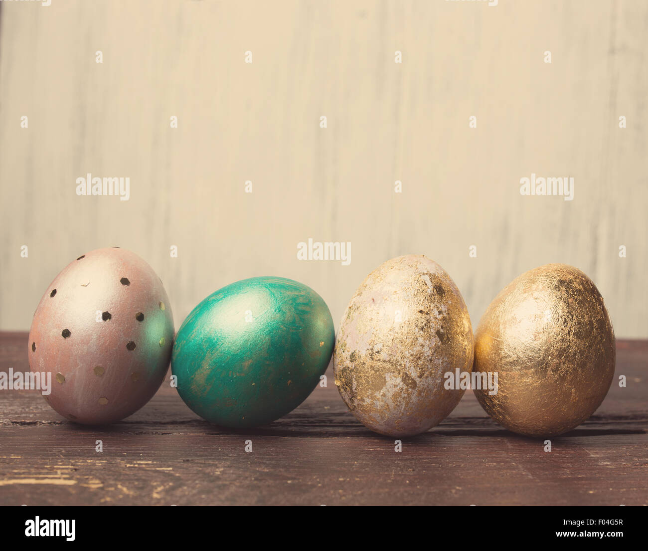 Ostereier auf rustikalen Holztisch. Urlaub-Hintergrund. Getönte Foto. Stockfoto