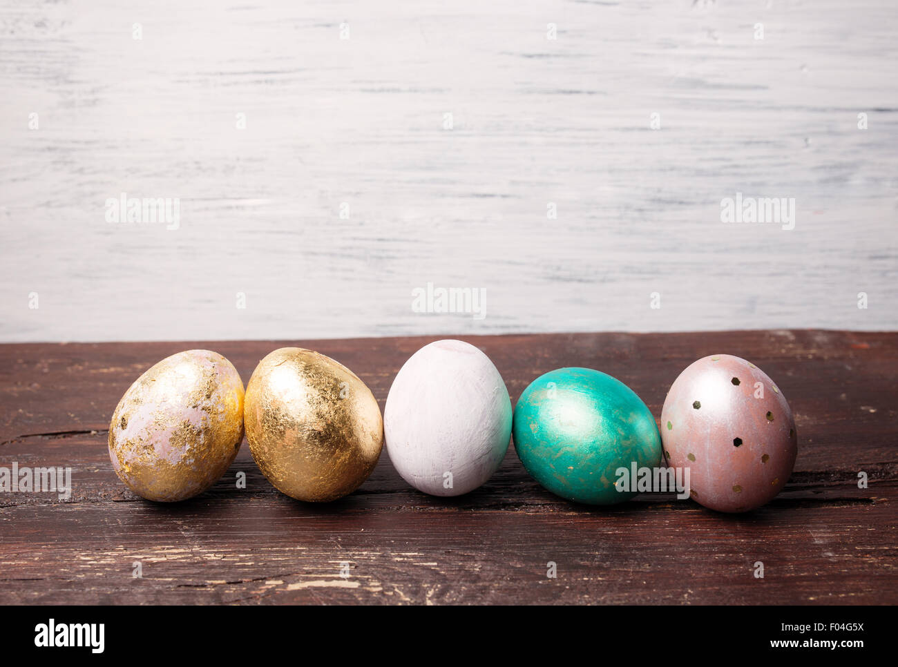 Ostereier auf rustikalen Holztisch. Urlaub-Hintergrund. Getönte Foto. Stockfoto