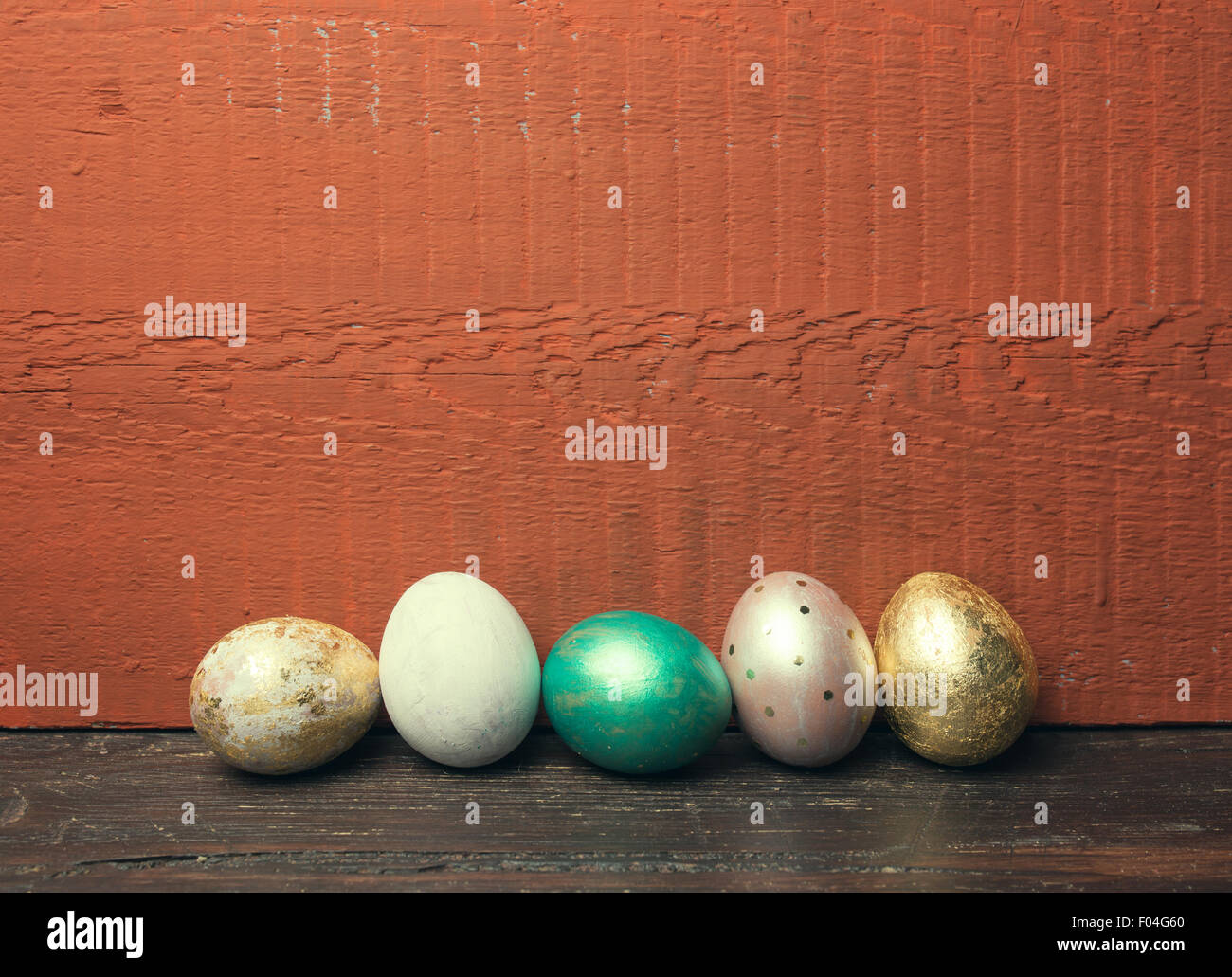 Ostereier auf rustikalen Holztisch. Urlaub-Hintergrund. Getönte Foto. Stockfoto