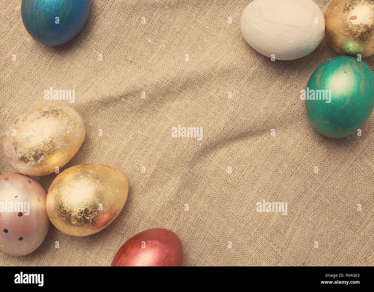 Ostereier auf rustikalen Holztisch. Urlaub-Hintergrund. Getönte Foto. Stockfoto