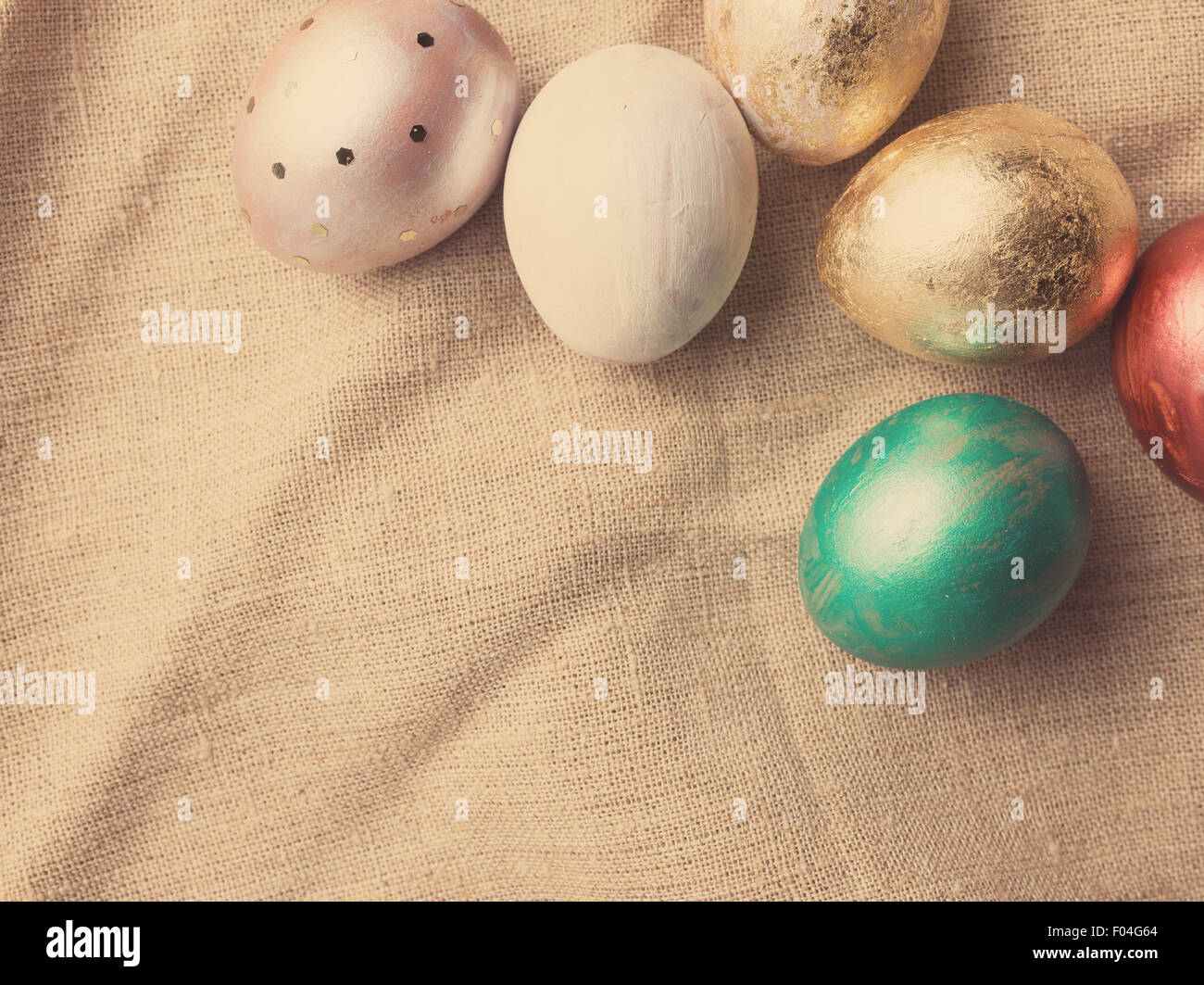 Ostereier auf rustikalen Holztisch. Urlaub-Hintergrund. Getönte Foto. Stockfoto