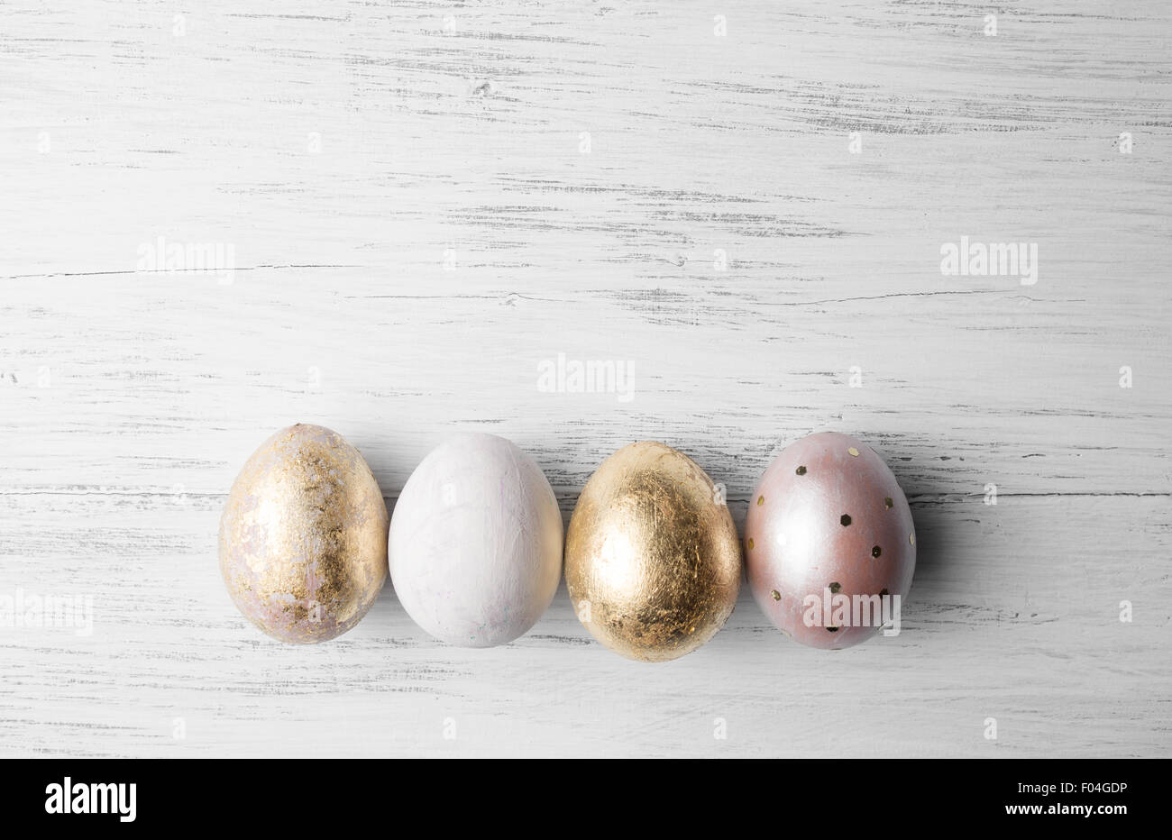 Ostereier auf rustikalen Holztisch. Urlaub-Hintergrund. Getönte Foto. Stockfoto