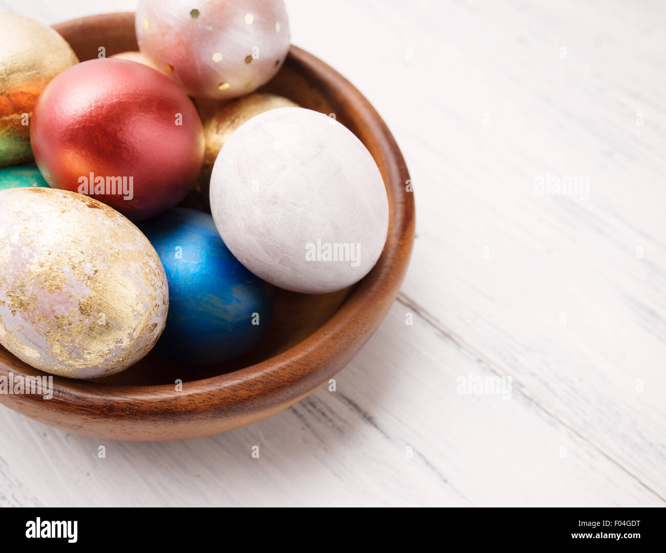 Ostereier auf rustikalen Holztisch. Urlaub-Hintergrund. Getönte Foto. Stockfoto