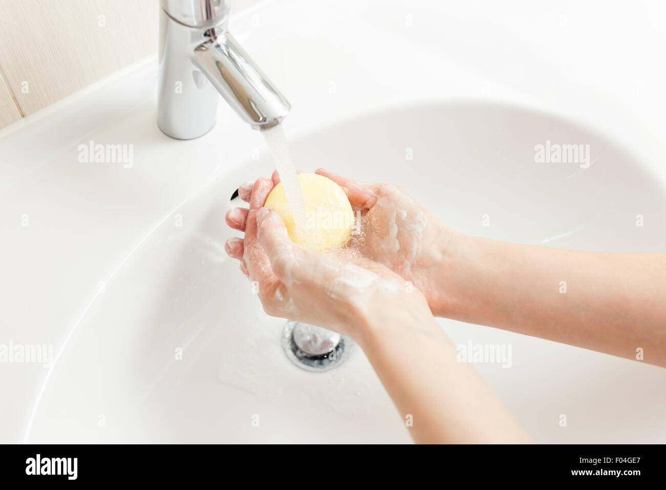 Waschen der Hände im Badezimmer, Nahaufnahme Foto Stockfoto