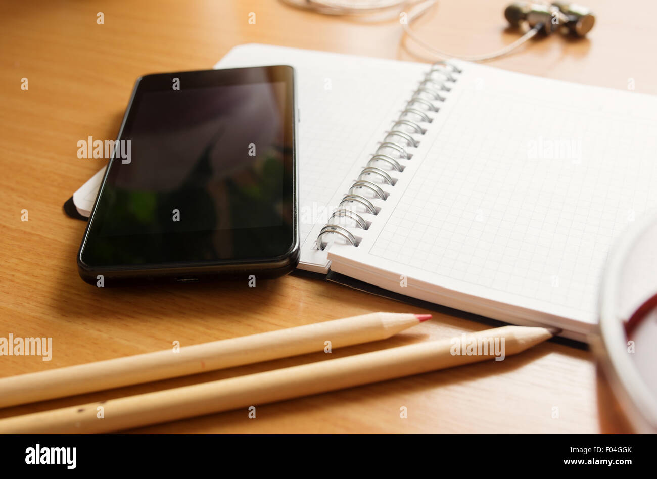 Leeren Notizblock mit Stift auf Holztisch, freier Speicherplatz für text Stockfoto