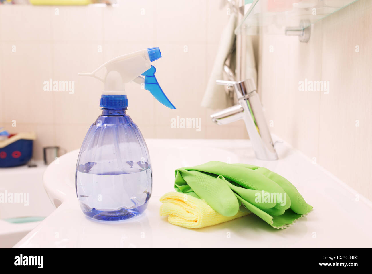 Frau tun Hausarbeiten im Bad, Reinigung Konzept Stockfoto
