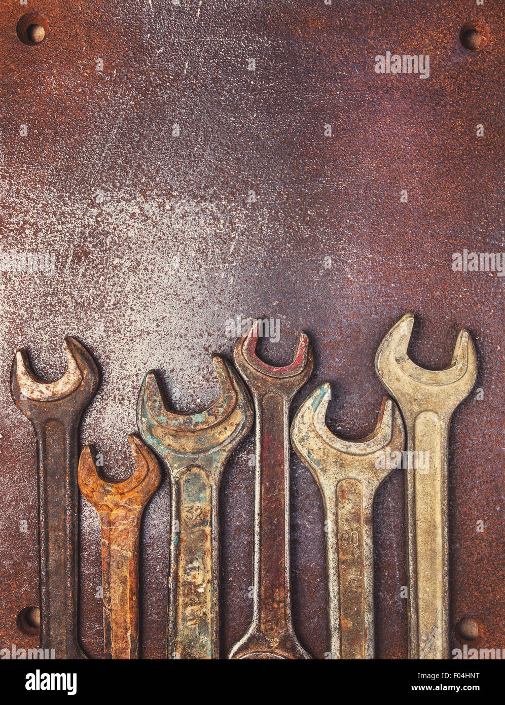 Edelstahl-Schraubenschlüssel am Holz Hintergrund, schwarz / weiß Foto Stockfoto