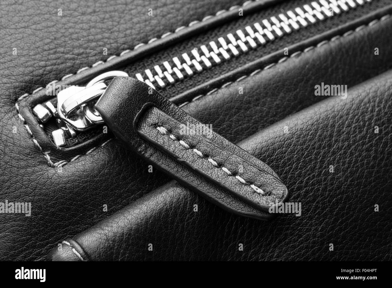 Nahaufnahme von schwarzem Leder Reißverschluss, Schwarze Ledertasche schließen sich Stockfoto