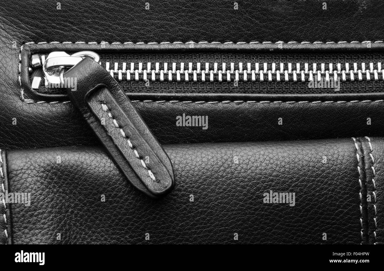 Nahaufnahme von schwarzem Leder Reißverschluss, Schwarze Ledertasche schließen sich Stockfoto