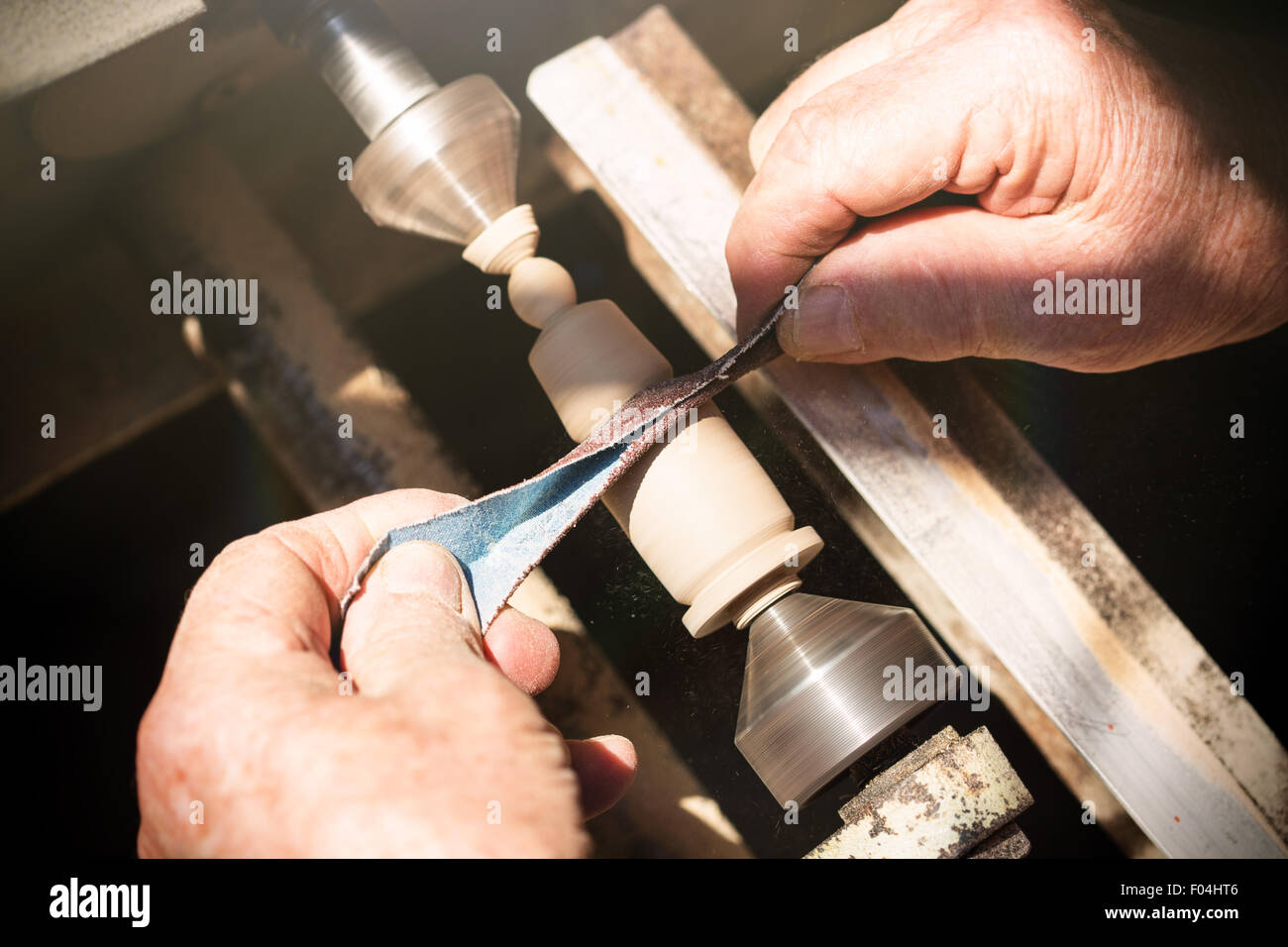 Alten Schreiner Arbeiten mit Holz, getönten Foto Stockfoto