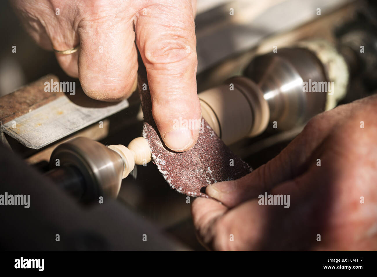 Alten Schreiner Arbeiten mit Holz, getönten Foto Stockfoto