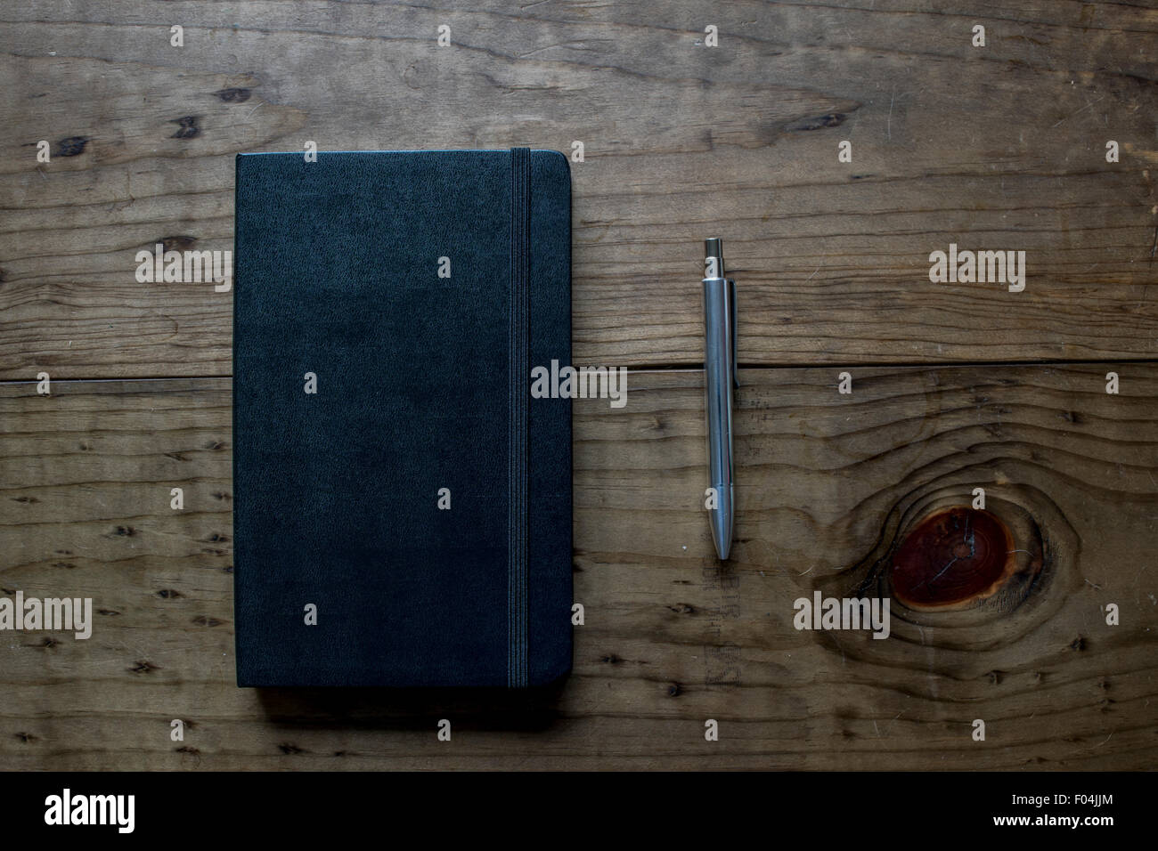 Leder Notebook mit Silberstift auf einem Holztisch Stockfoto