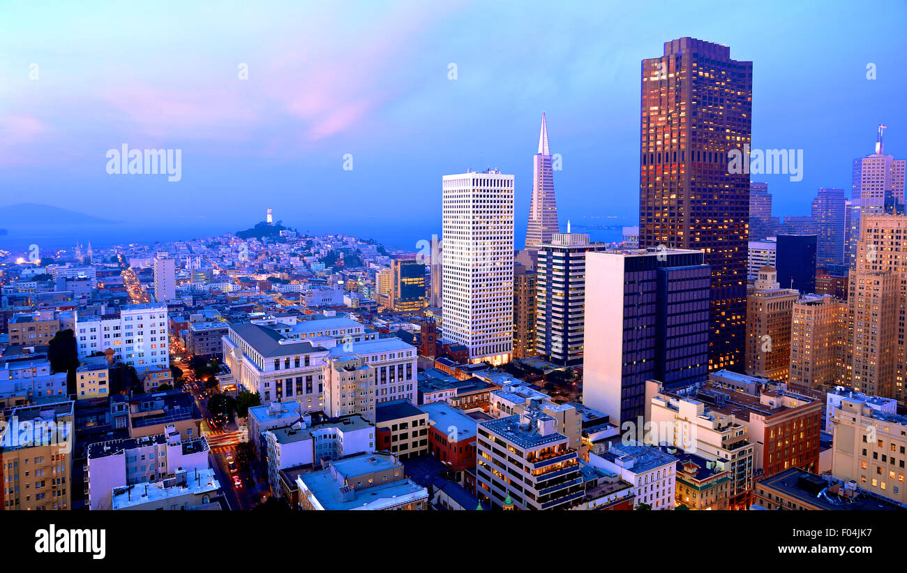 Luftaufnahme von San Francisco Stadtbild bei Sonnenuntergang mit den Lichtern der Stadt Stockfoto