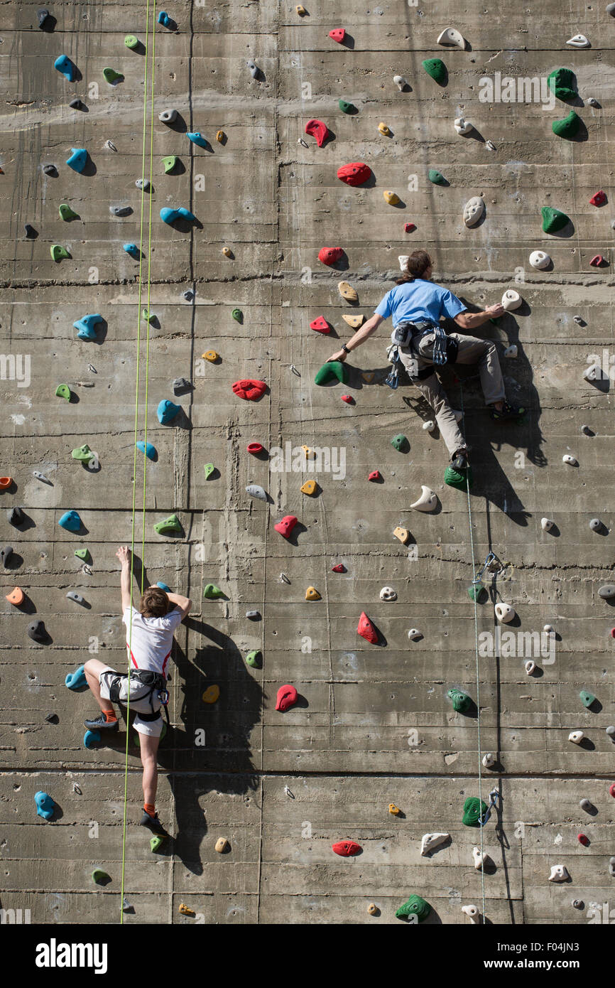 Jungs klettern eine Betonwand, NS-flack Turm 6. Bezirk Wien, Feder Stockfoto