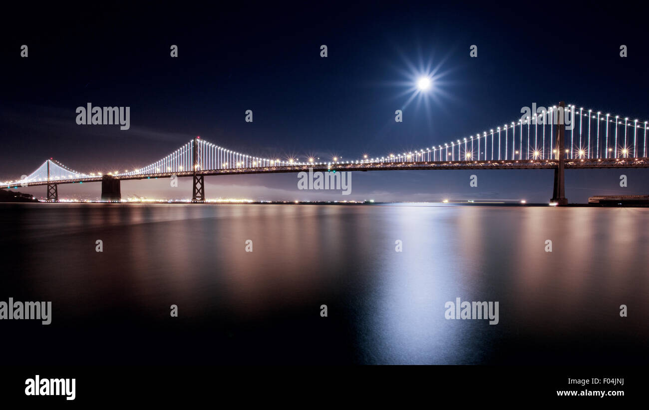 Supermoon Veranstaltung über sf Bay Bridge im August 2014 Stockfoto