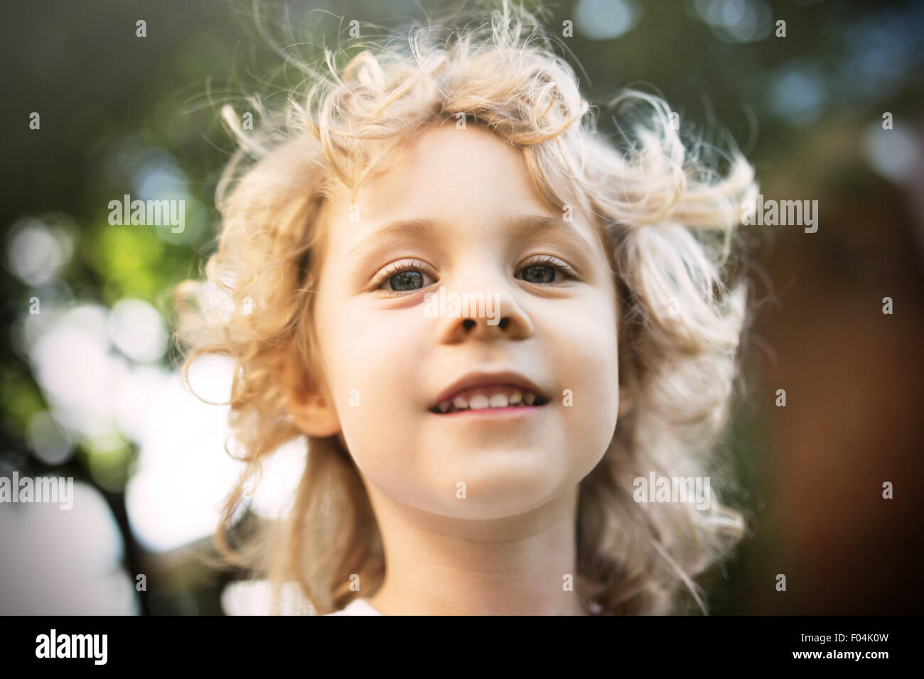 Niedliche kleine Mädchen Porträt in Sommertag, flachen dof Stockfoto