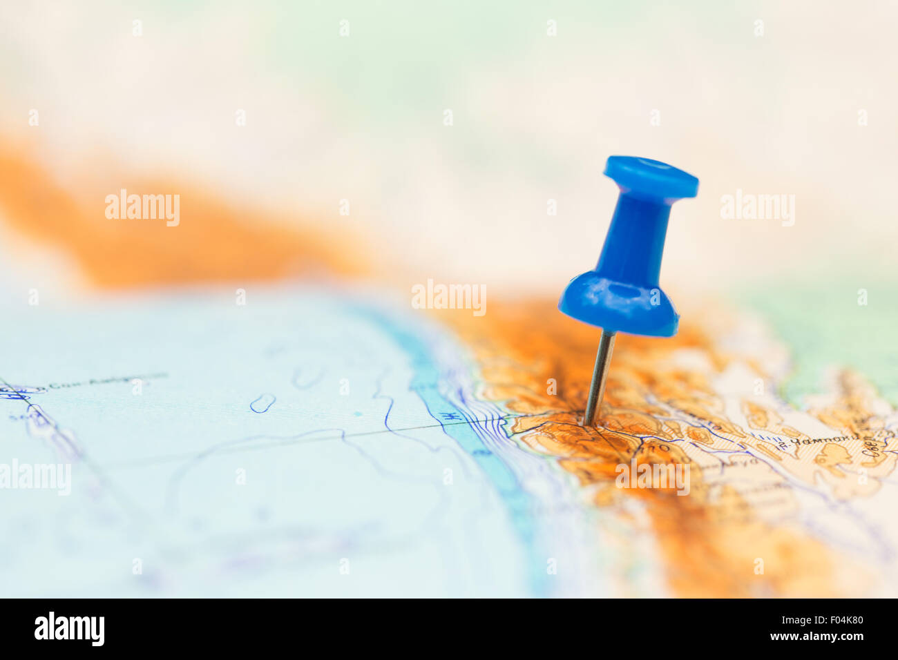 Reisen Sie Reiseziel, blaue Pin auf der Karte Stockfoto