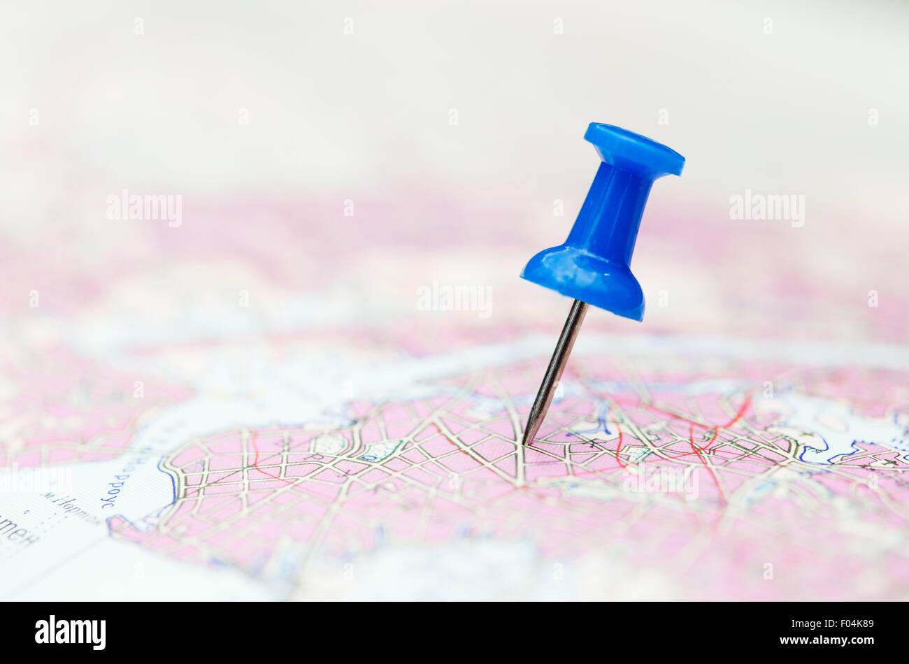 Reisen Sie Reiseziel, blaue Pin auf der Karte Stockfoto