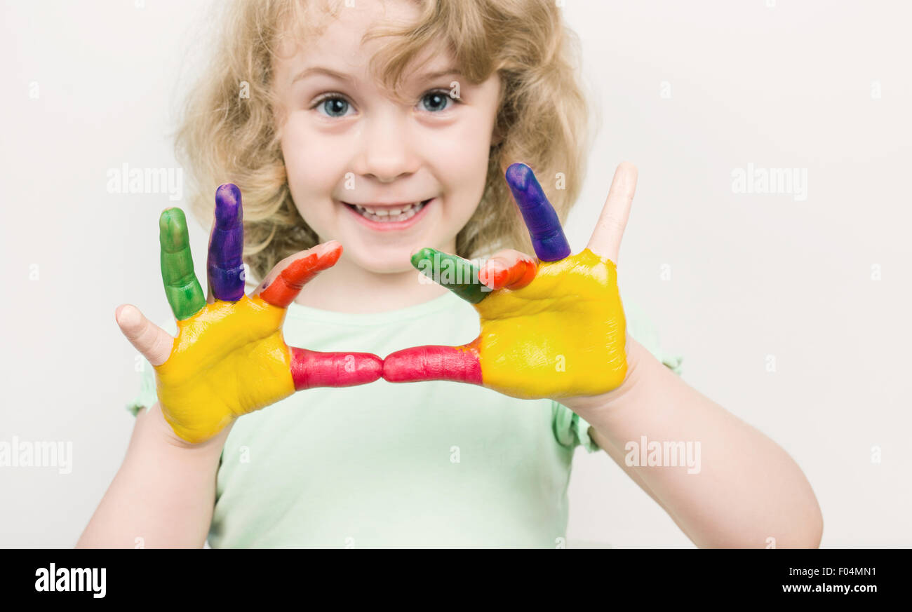 Kleines Mädchen Hände in bunten Farben lackiert Stockfoto