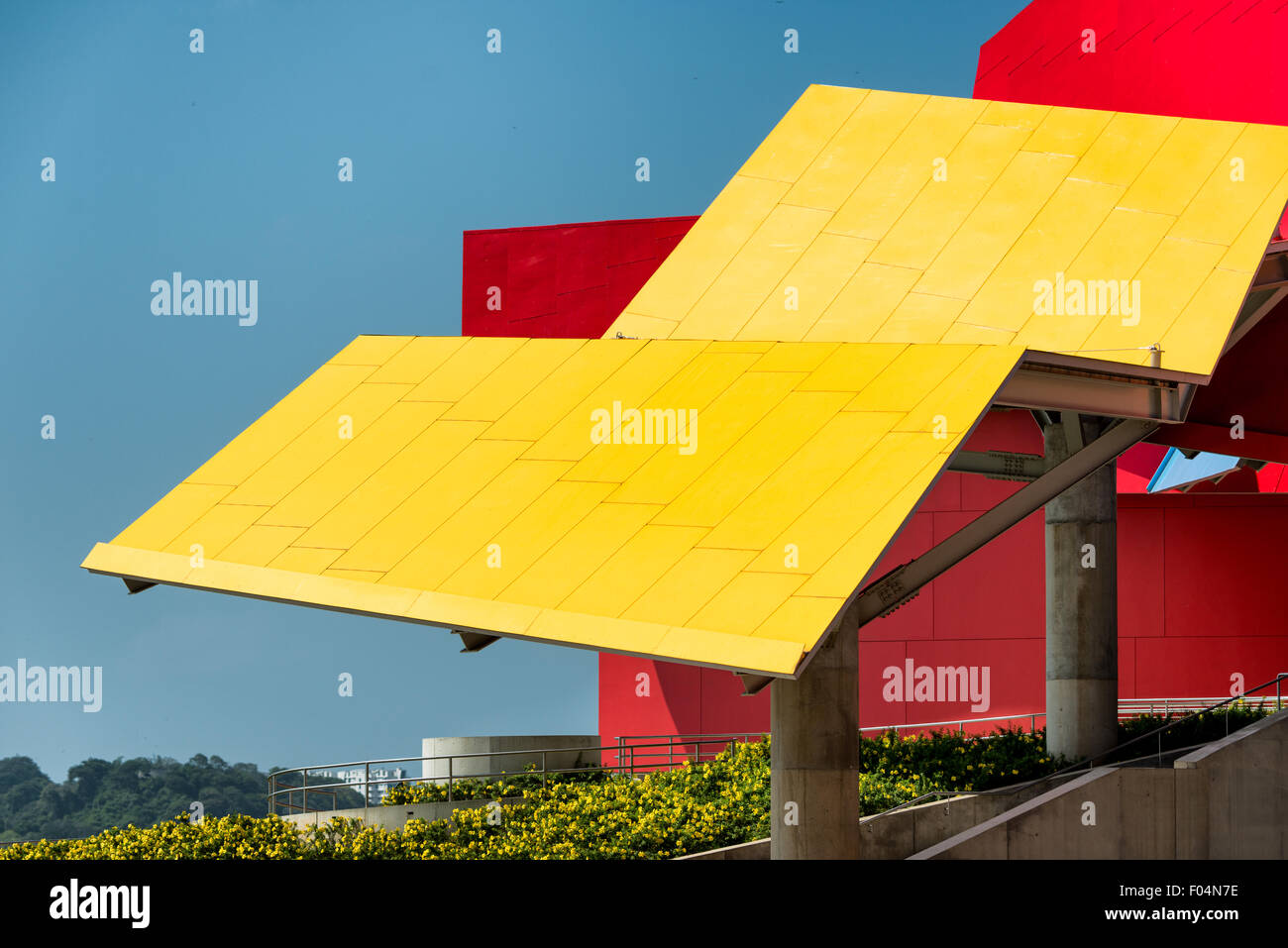 Biomuseo Frank Gehry Architecture Panama City // PANAMA CITY, Panama — das Biomuseo wurde im Oktober 2014 für Besucher geöffnet und befindet sich in einem markanten Gebäude, das von dem berühmten Architekten Frank Gehry entworfen wurde. Der Schwerpunkt lag auf der Artenvielfalt Panamas und der besonderen Rolle, die der Panamaische Isthmus als Landbrücke zwischen Nord- und Südamerika gespielt hat. Es liegt am Panama City's Causeway, mit Blick auf den Pazifik auf der einen Seite und den Eingang zum Panamakanal auf der anderen Seite. Stockfoto