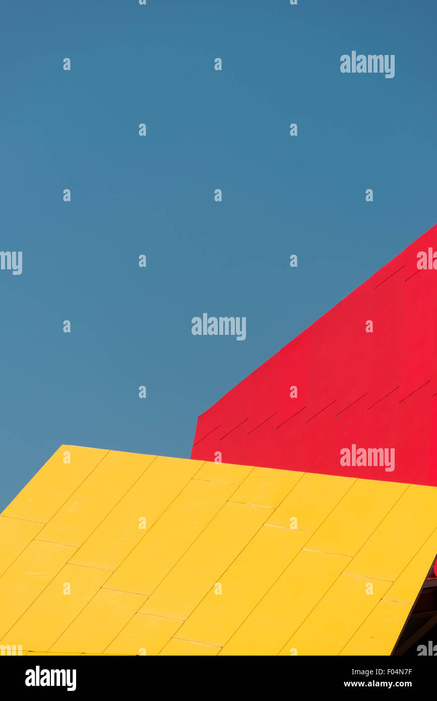 Biomuseo Frank Gehry Architecture Panama City // PANAMA CITY, Panama — das Biomuseo wurde im Oktober 2014 für Besucher geöffnet und befindet sich in einem markanten Gebäude, das von dem berühmten Architekten Frank Gehry entworfen wurde. Der Schwerpunkt lag auf der Artenvielfalt Panamas und der besonderen Rolle, die der Panamaische Isthmus als Landbrücke zwischen Nord- und Südamerika gespielt hat. Es liegt am Panama City's Causeway, mit Blick auf den Pazifik auf der einen Seite und den Eingang zum Panamakanal auf der anderen Seite. Stockfoto