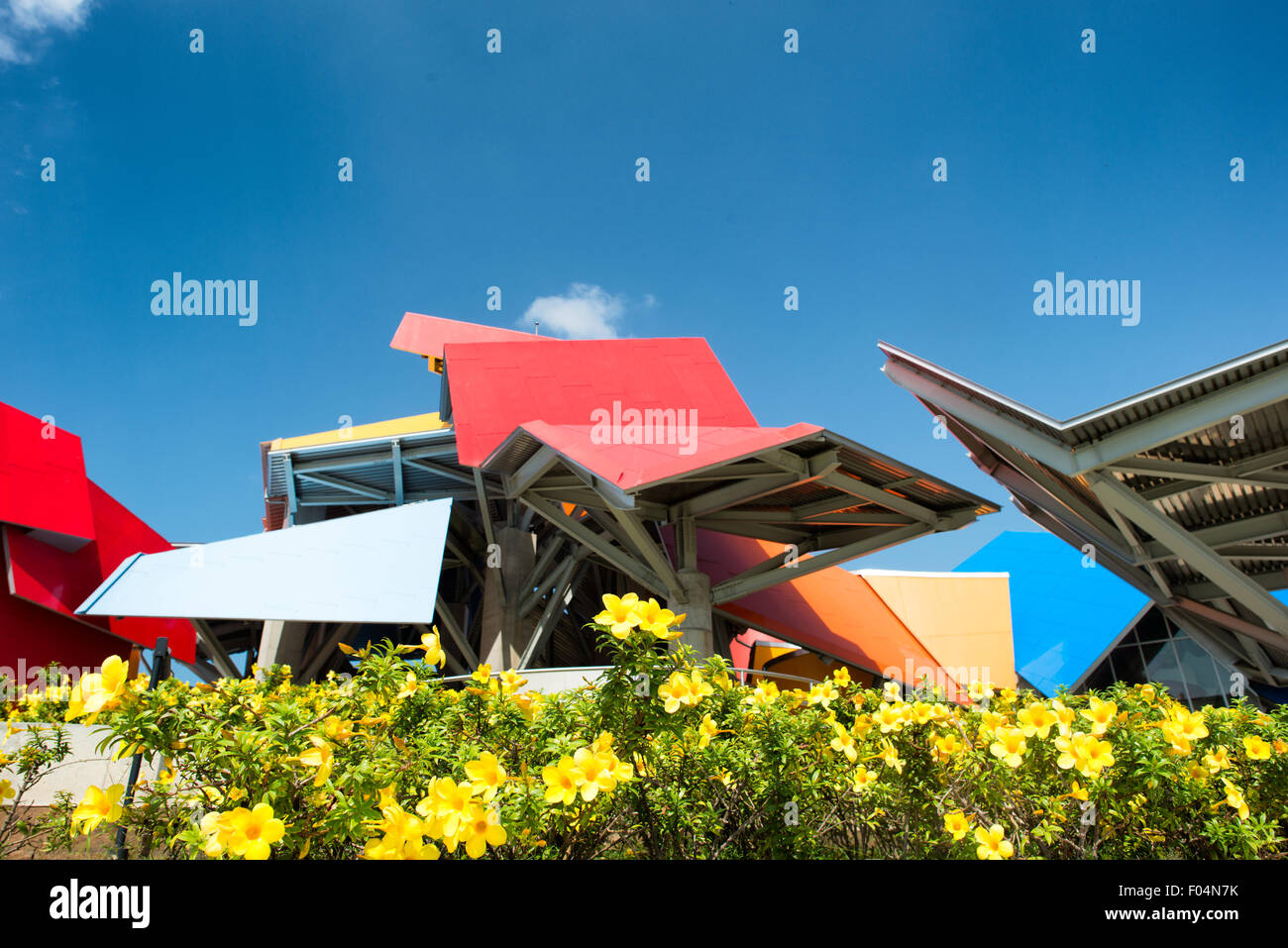 Biomuseo Frank Gehry Building Panama City // PANAMA CITY, Panama — das Biomuseo wurde im Oktober 2014 für Besucher geöffnet und befindet sich in einem markanten Gebäude, das von dem berühmten Architekten Frank Gehry entworfen wurde. Der Schwerpunkt lag auf der Artenvielfalt Panamas und der besonderen Rolle, die der Panamaische Isthmus als Landbrücke zwischen Nord- und Südamerika gespielt hat. Es liegt am Panama City's Causeway, mit Blick auf den Pazifik auf der einen Seite und den Eingang zum Panamakanal auf der anderen Seite. Stockfoto