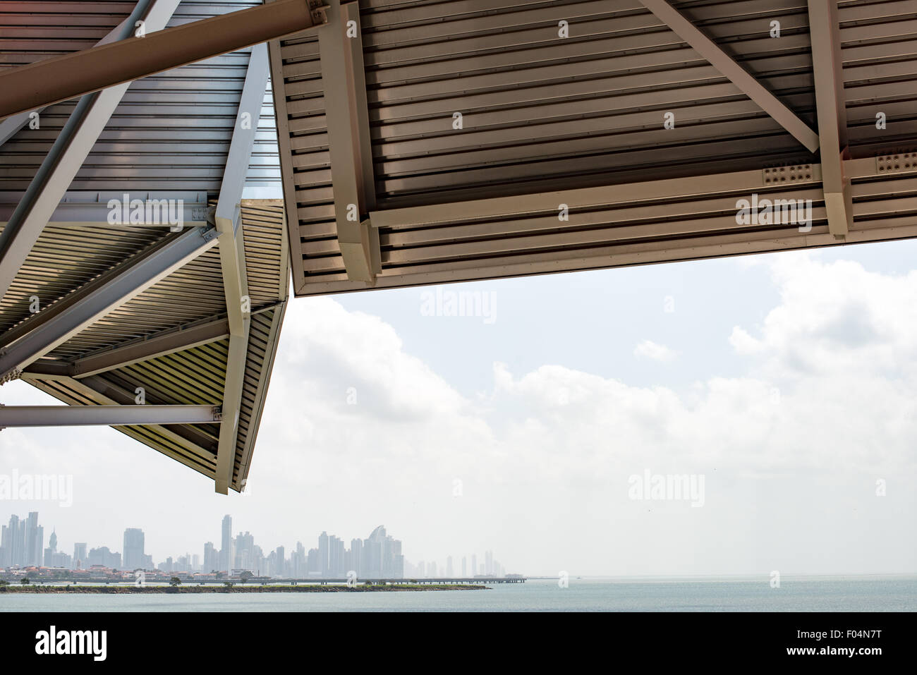 Biomuseo Frank Gehry Architektur Panama City // PANAMA CITY, Panama — Ein Panoramablick vom Biomuseo aus zeigt den Pazifik und die moderne Skyline von Panama City. Das Biomuseo wurde vom renommierten Architekten Frank Gehry entworfen und befindet sich am Eingang zum Panamakanal am Amador Causeway. Das Museum, das für seine farbenfrohen Dachpaneele bekannt ist, inspiriert von der Artenvielfalt des Landes, wurde 2014 eröffnet und konzentriert sich auf Panamas Natur- und Kulturgeschichte. Die in der Ferne sichtbare Skyline der Stadt zeigt die markanten Hochhäuser von Panamas Finanzviertel. Stockfoto