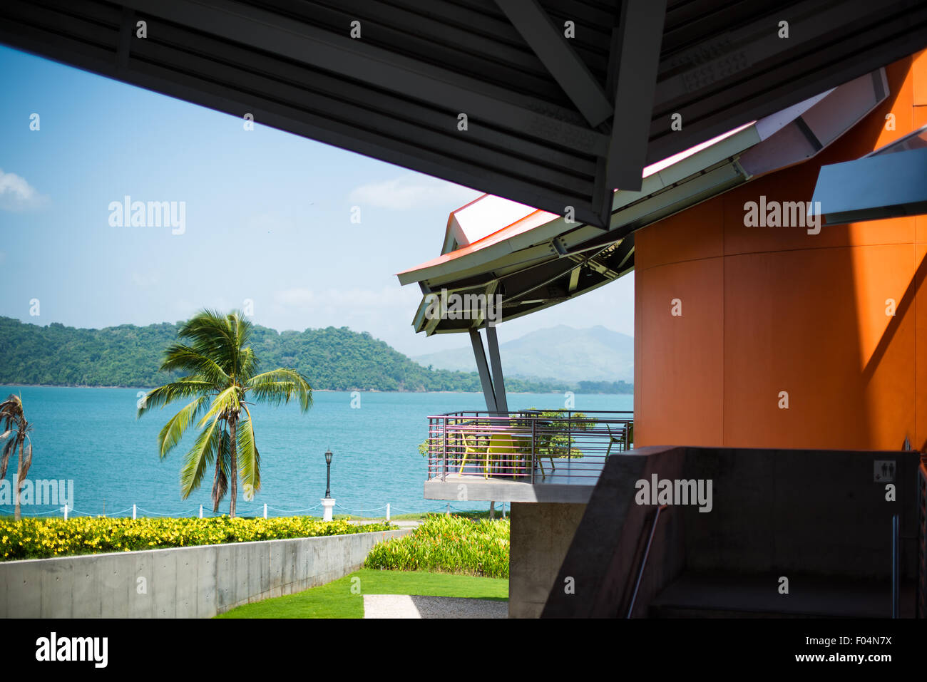 Biomuseo Frank Gehry Architecture Panama City // PANAMA CITY, Panama — das Biomuseo wurde im Oktober 2014 für Besucher geöffnet und befindet sich in einem markanten Gebäude, das von dem berühmten Architekten Frank Gehry entworfen wurde. Der Schwerpunkt lag auf der Artenvielfalt Panamas und der besonderen Rolle, die der Panamaische Isthmus als Landbrücke zwischen Nord- und Südamerika gespielt hat. Es liegt am Panama City's Causeway, mit Blick auf den Pazifik auf der einen Seite und den Eingang zum Panamakanal auf der anderen Seite. Stockfoto