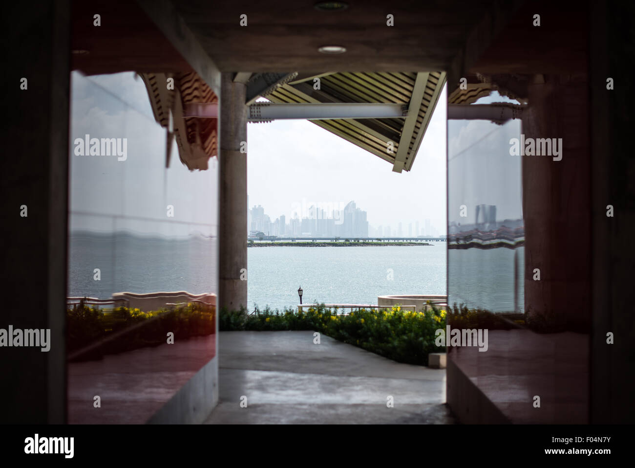 Biomuseo Frank Gehry Architecture Panama City Panama // PANAMA CITY, Panama — das Biomuseo wurde im Oktober 2014 für Besucher geöffnet und befindet sich in einem markanten Gebäude, das von dem berühmten Architekten Frank Gehry entworfen wurde. Der Schwerpunkt lag auf der Artenvielfalt Panamas und der besonderen Rolle, die der Panamaische Isthmus als Landbrücke zwischen Nord- und Südamerika gespielt hat. Es liegt am Panama City's Causeway, mit Blick auf den Pazifik auf der einen Seite und den Eingang zum Panamakanal auf der anderen Seite. Stockfoto