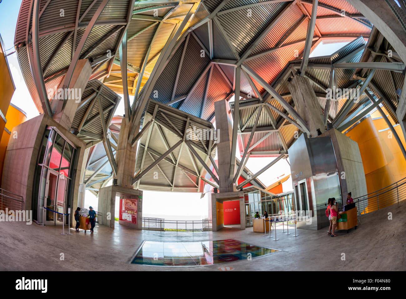 Biomuseo Frank Gehry Architecture Panama City Panama // PANAMA CITY, Panama — das Biomuseo wurde im Oktober 2014 für Besucher geöffnet und befindet sich in einem markanten Gebäude, das von dem berühmten Architekten Frank Gehry entworfen wurde. Der Schwerpunkt lag auf der Artenvielfalt Panamas und der besonderen Rolle, die der Panamaische Isthmus als Landbrücke zwischen Nord- und Südamerika gespielt hat. Es liegt am Panama City's Causeway, mit Blick auf den Pazifik auf der einen Seite und den Eingang zum Panamakanal auf der anderen Seite. Stockfoto