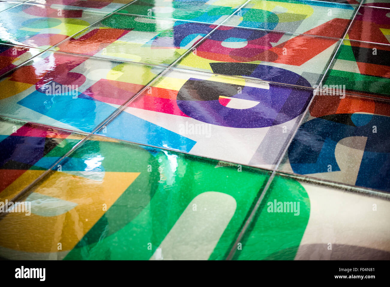 PANAMA-Stadt Panama // PANAMA-STADT Panama — das farbenfrohe Äußere des Biomuseo, entworfen vom renommierten Architekten Frank Gehry, steht am Eingang zum Panamakanal. Das Biodiversitätsmuseum, das 2014 eröffnet wurde, verfügt über markante mehrfarbige Metalltafeln, die Panamas pulsierendes Ökosystem und kulturelles Erbe widerspiegeln. Das Gebäude dient sowohl als wissenschaftliche Einrichtung als auch als architektonisches Wahrzeichen und unterstreicht Panamas einzigartige Rolle als Landbrücke zwischen Nord- und Südamerika. Die Ausstellungen des Museums konzentrieren sich auf Panamas außergewöhnliche Artenvielfalt und seine i Stockfoto