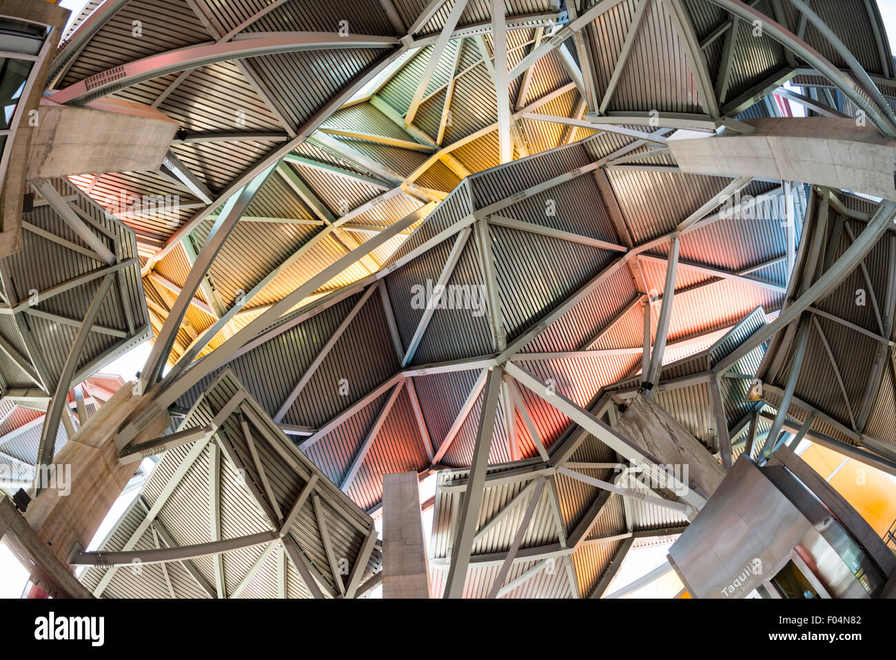 Biomuseo Frank Gehry Architecture Panama City Panama // PANAMA CITY, Panama — das Biomuseo wurde im Oktober 2014 für Besucher geöffnet und befindet sich in einem markanten Gebäude, das von dem berühmten Architekten Frank Gehry entworfen wurde. Der Schwerpunkt lag auf der Artenvielfalt Panamas und der besonderen Rolle, die der Panamaische Isthmus als Landbrücke zwischen Nord- und Südamerika gespielt hat. Es liegt am Panama City's Causeway, mit Blick auf den Pazifik auf der einen Seite und den Eingang zum Panamakanal auf der anderen Seite. Stockfoto