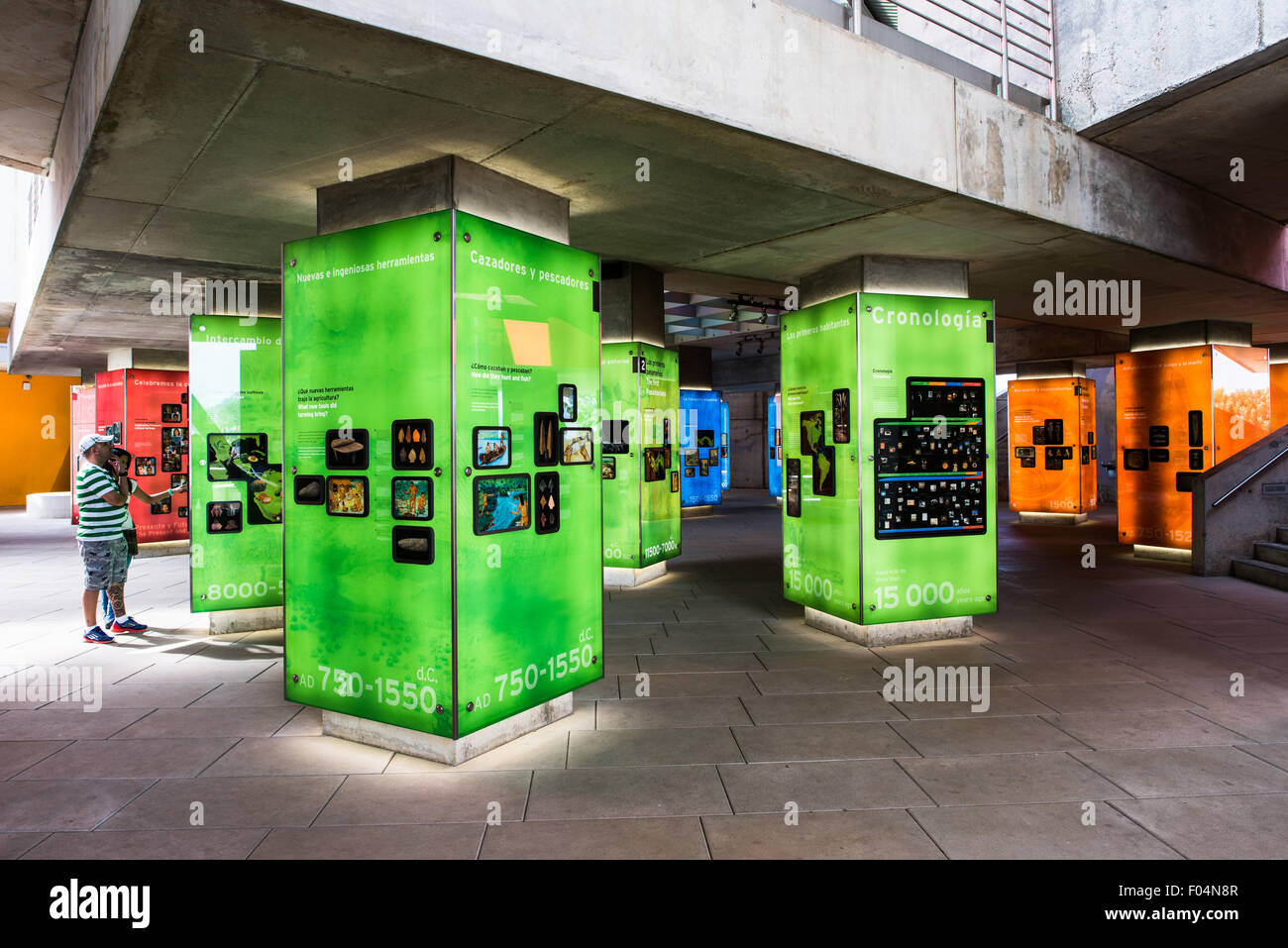 Biomuseo Human Influence Exhibit Panama City // PANAMA CITY, Panama — die Ausstellung Biomuseo's Human Influence in Panama City zeigt die komplexe Beziehung zwischen menschlicher Aktivität und Panamas Artenvielfalt. Das 2014 vom renommierten Architekten Frank Gehry entworfene Biomuseo verfügt über farbenfrohe, eckige Fassaden, die das lebhafte Ökosystem Panamas widerspiegeln. Das Museum beleuchtet Panamas einzigartige Rolle als biologische Brücke zwischen Nord- und Südamerika, wo Arten aus beiden Kontinenten zusammenkommen. Diese Ausstellung untersucht insbesondere, wie sich menschliche Siedlung und Entwicklung auf die region ausgewirkt haben Stockfoto